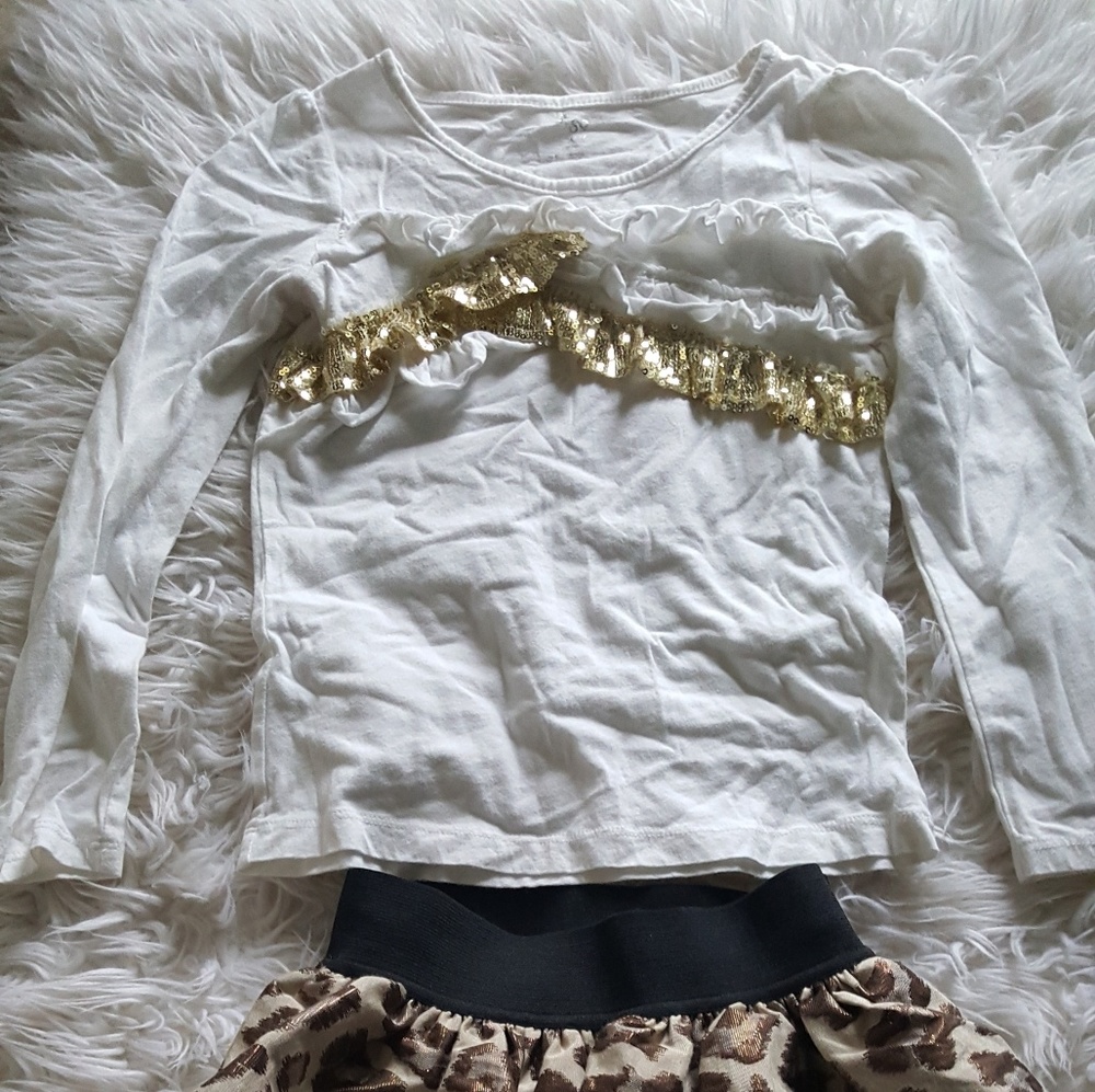 3/4 long sleeve tshirt with leopard print skirt
